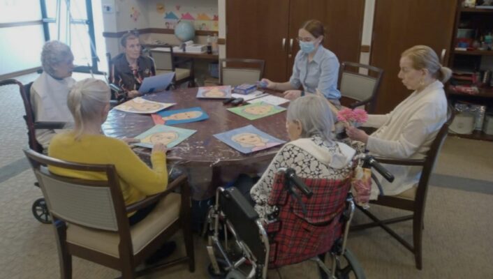 Especialistas en Alzheimer de Belmont Village con grupo de adultos mayores